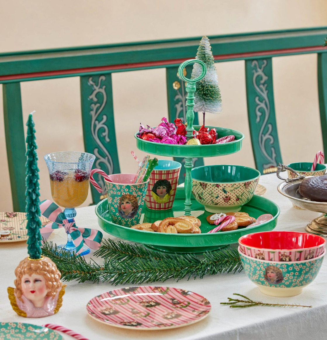 Skål Grön Angel Print från Rice på ett festligt dukat bord