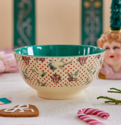 Bild av färgglad skål med hjärtan och duvmotiv