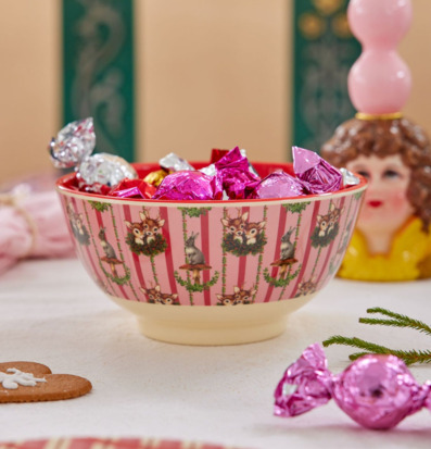 Foto av färgglad skål med godis och dekorationer