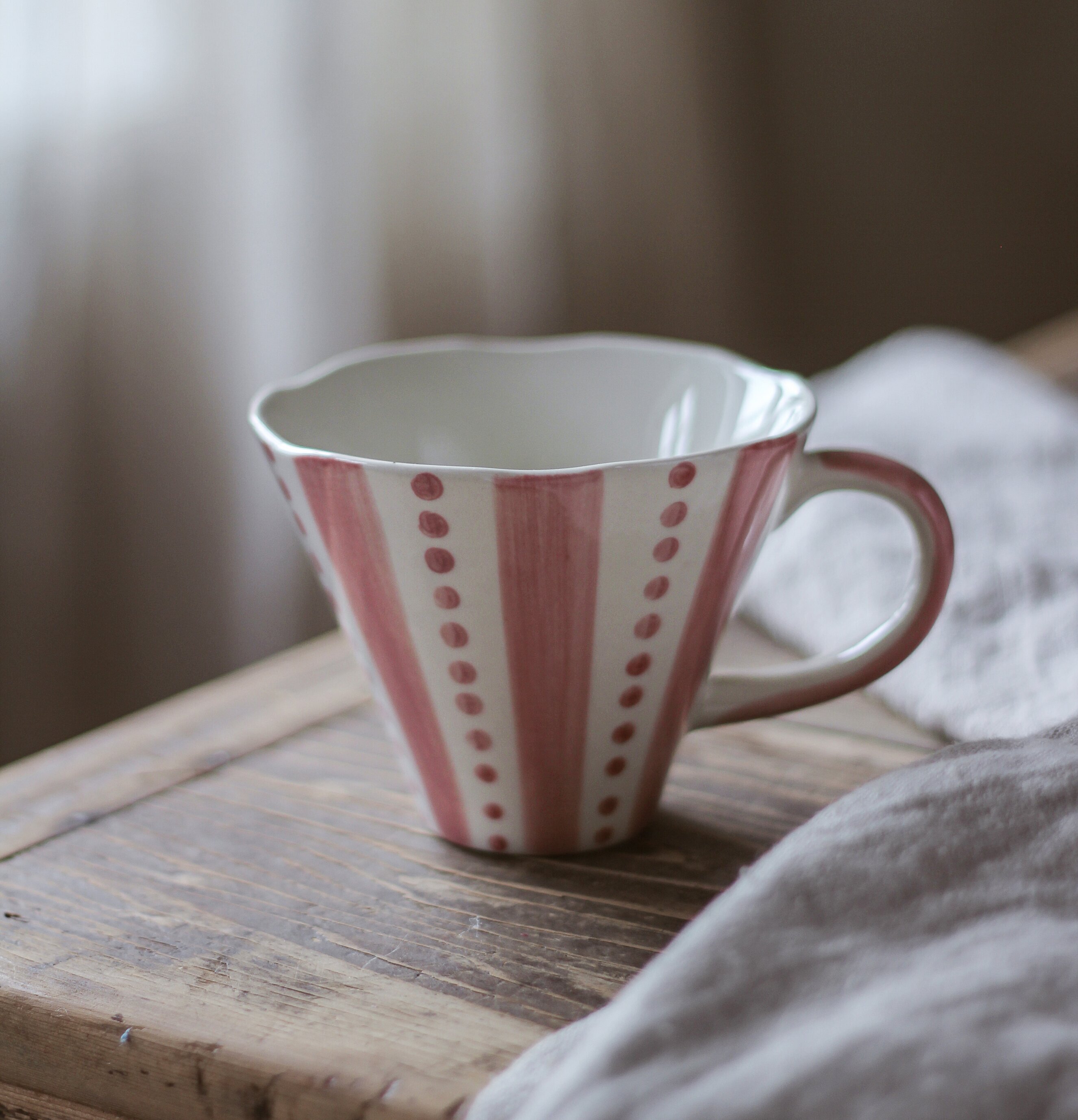 Keramikmugg Pink Awareness från Majas Cottage på träyta
