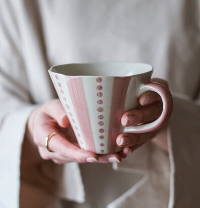 Bild av elegant mugg med rosa ränder och prickar