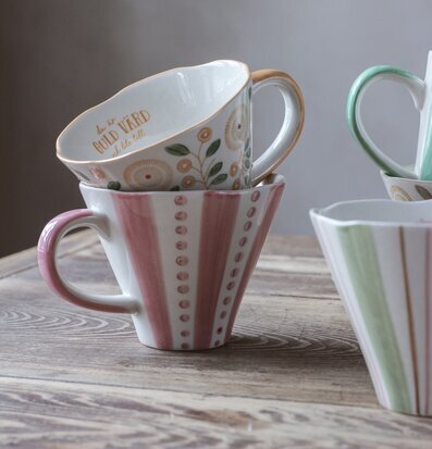 Bild av charmiga muggar med stil och funktionalitet