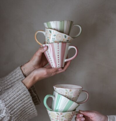 Bild av vackert dekorerade muggar med naturmotiv