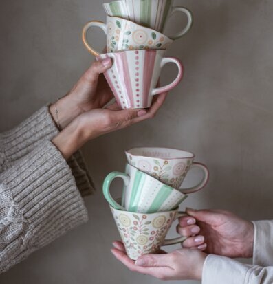 Bild av fyra unika muggar med charmigt hantverk