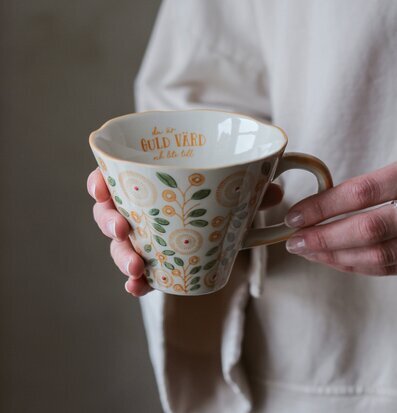 Bild av en vacker mugg med harmoniskt blommönster