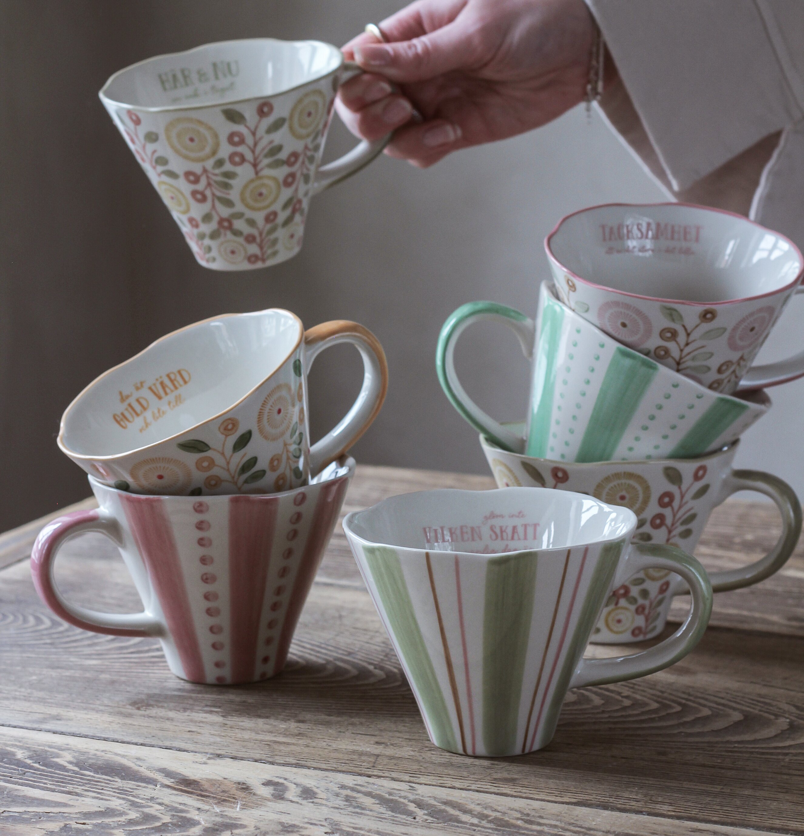 Keramikmugg - Du Är Guld Värd från Majas Cottage på träbord