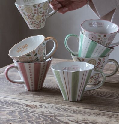 Bild av charmiga muggar med unika mönster och texter