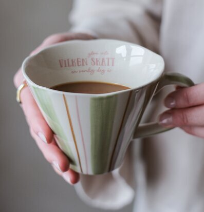 Foto av mugg med subtil design och inspirerande text