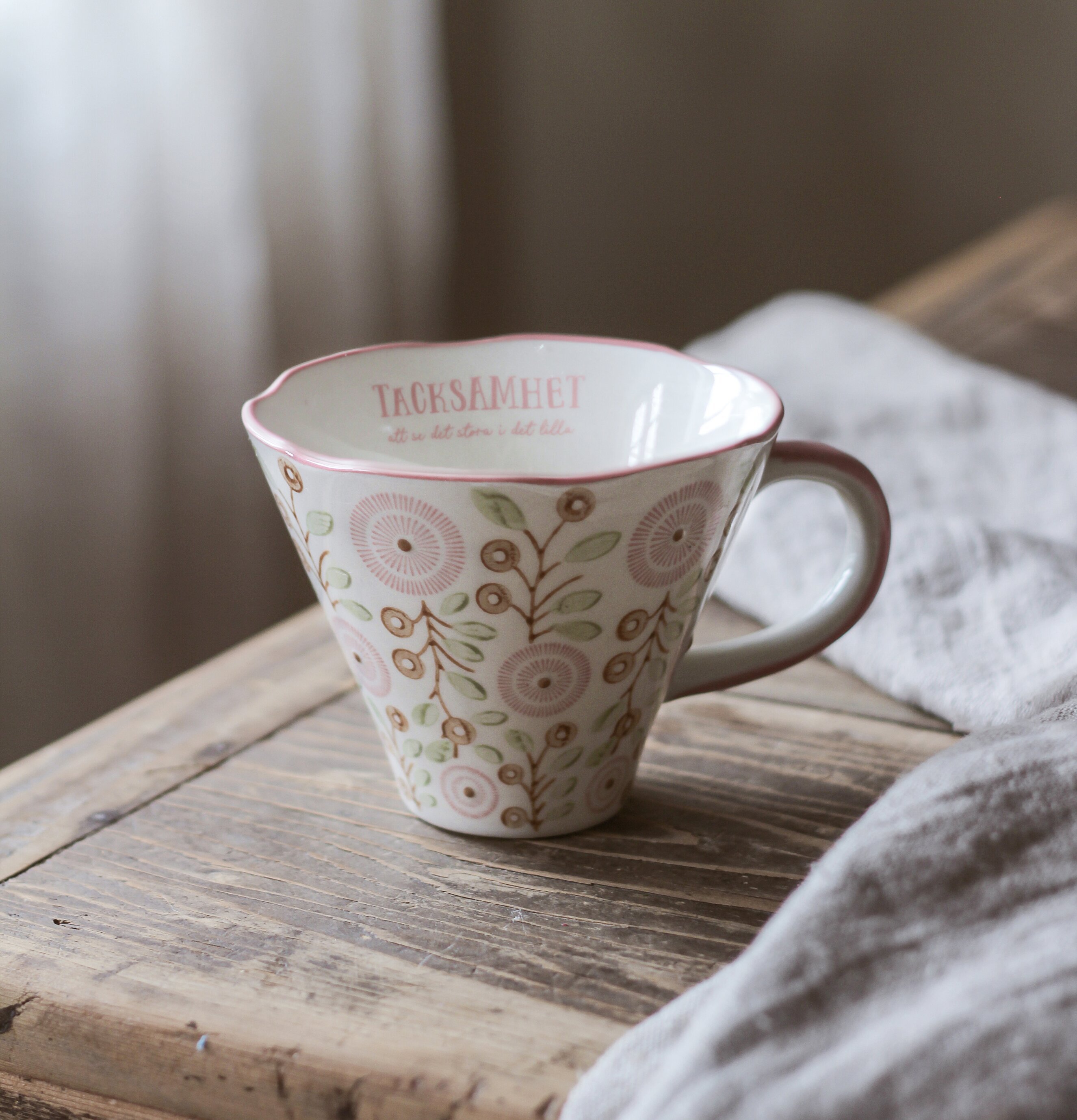 Keramikmugg - Tacksamhet från Majas Cottage på träbord