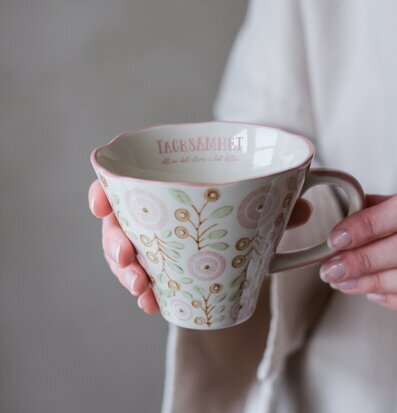 Bild av mugg med blommönster och texten Tacksamhet