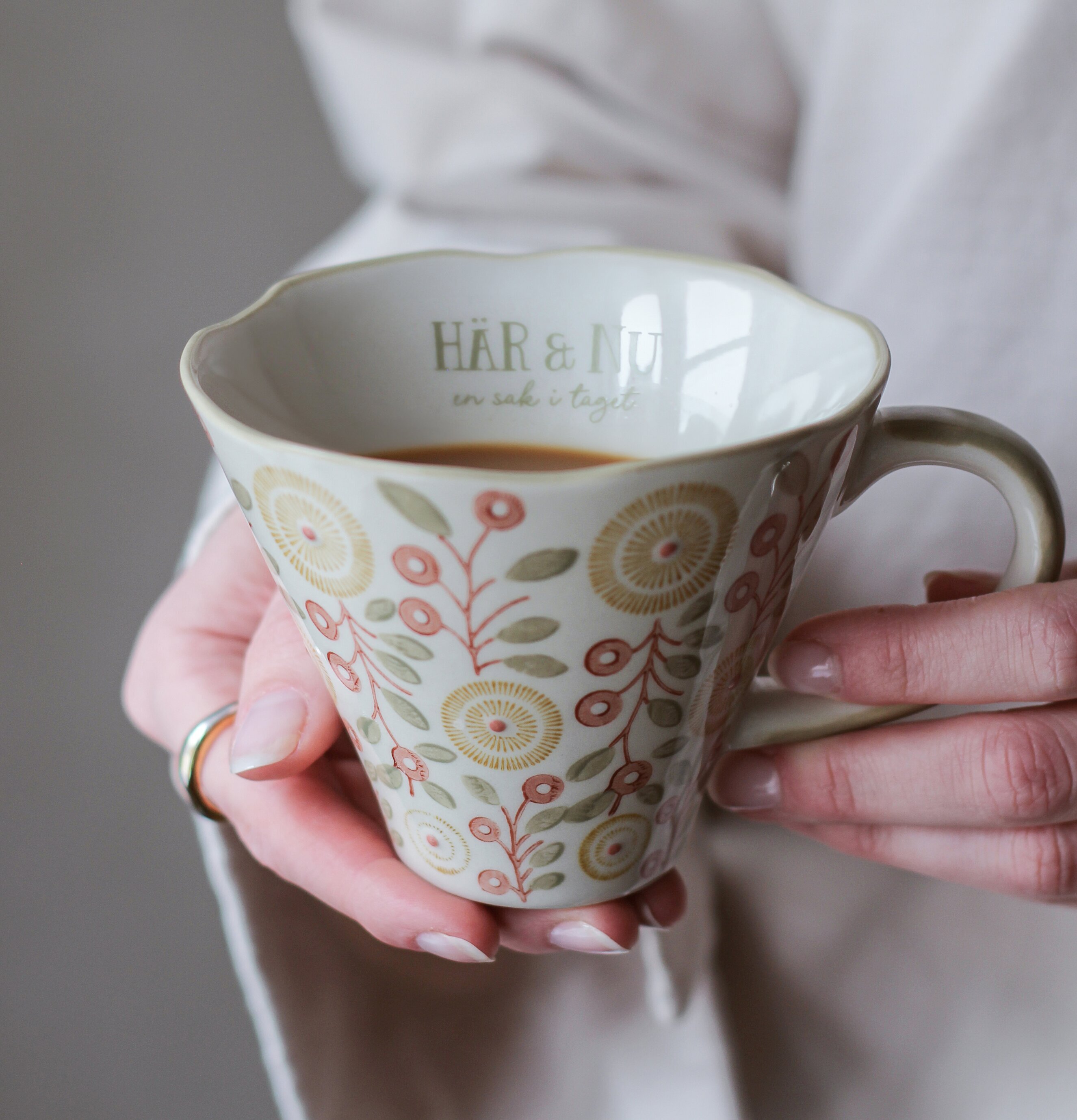 Keramikmugg - Här & Nu från Majas Cottage med blomsterdesign