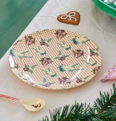 Bild av elegant assiett med naturinspirerat mönster