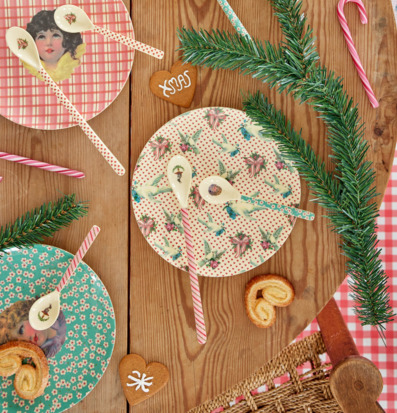 Bild av festlig dukning med dekorerade tallrikar