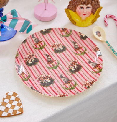 Bild av festlig dukning med skogsdjur och pepparkaka