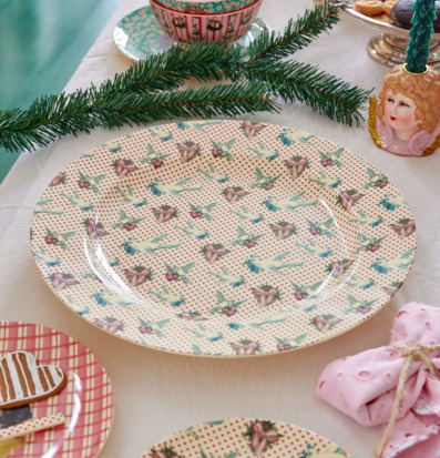 Bild av charmig och lekfull dukning med serveringsfat