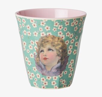 Bild av färgstark mugg med ängel och blommönster