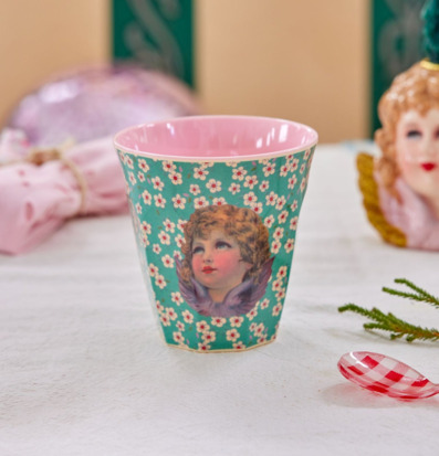 Bild av färgglad mugg med blommor och ängelmotiv