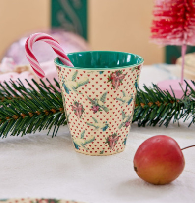 Bild av festlig mugg och dekorationer i färggrann scen