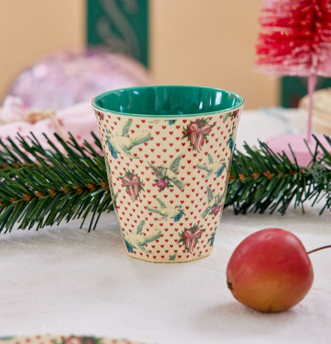 Melaminmugg Dove Print från Rice med juldekorationer