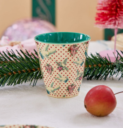 Bild av färgglad mugg på festligt dukat bord