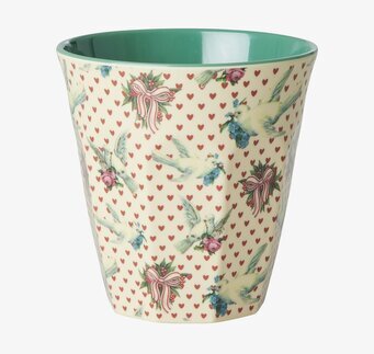 Bild av mugg med hjärtan, duvor och blommor