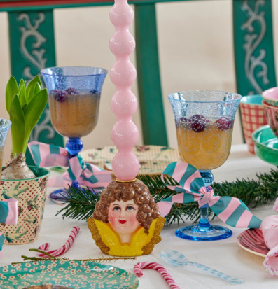 Bild av livfull och stämningsfull dukning med ljushållare