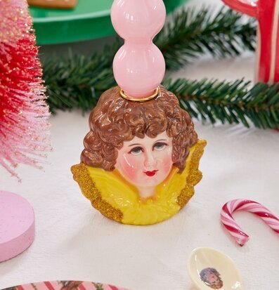 Bild av färgglad ljushållare och festlig dekoration