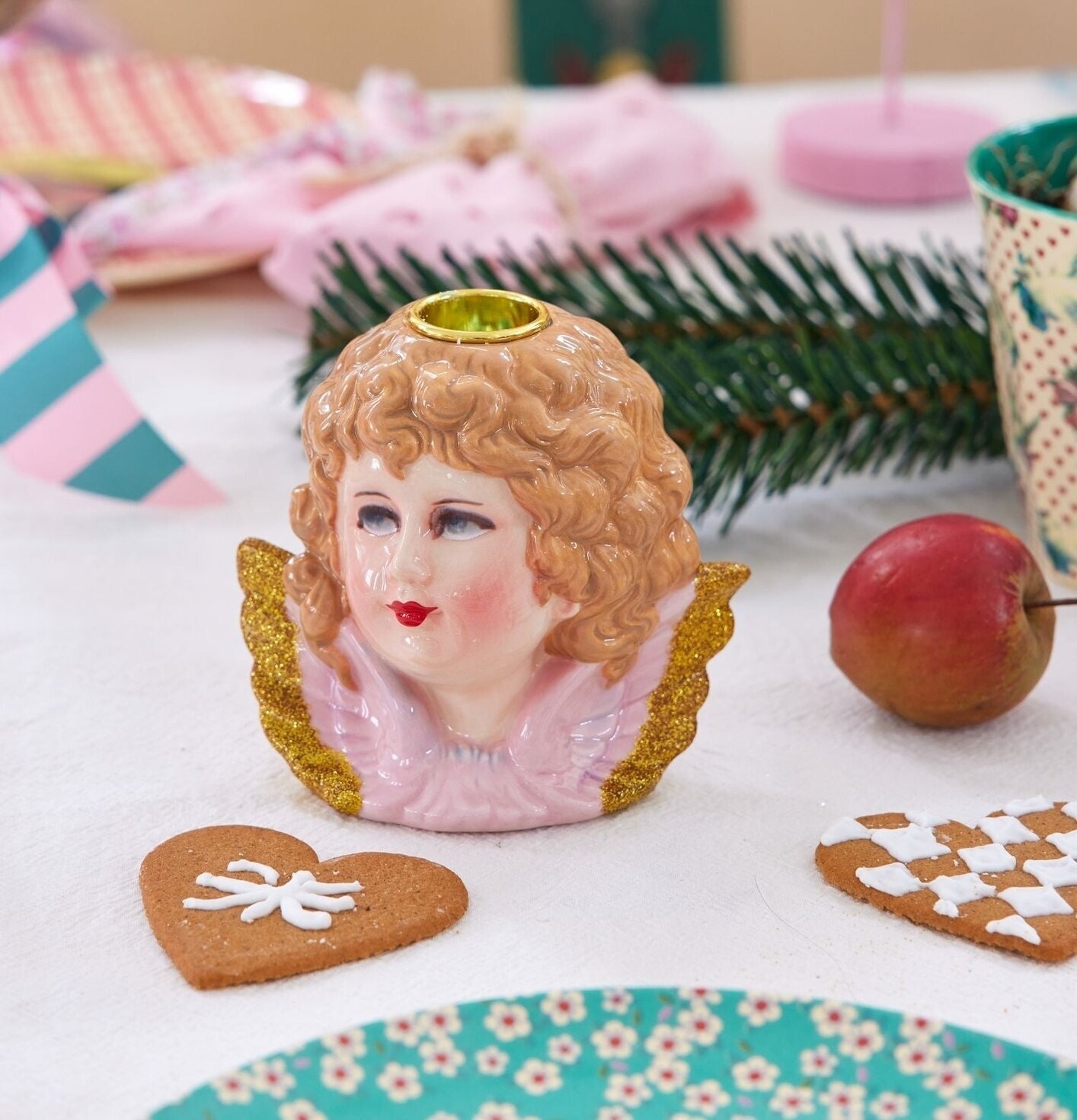 Ljushållare Ängel Rosa från Rice med juldekorationer