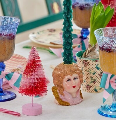 Bild av festlig elegans med änglalik ljushållare