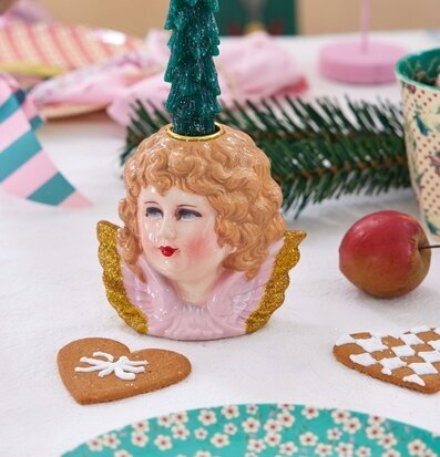 Bild av en festlig bordsdekoration med ängel ljushållare