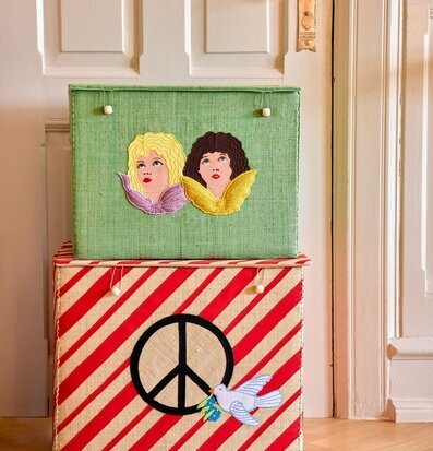 Foto av dekorativa förvaringskorgar med broderier