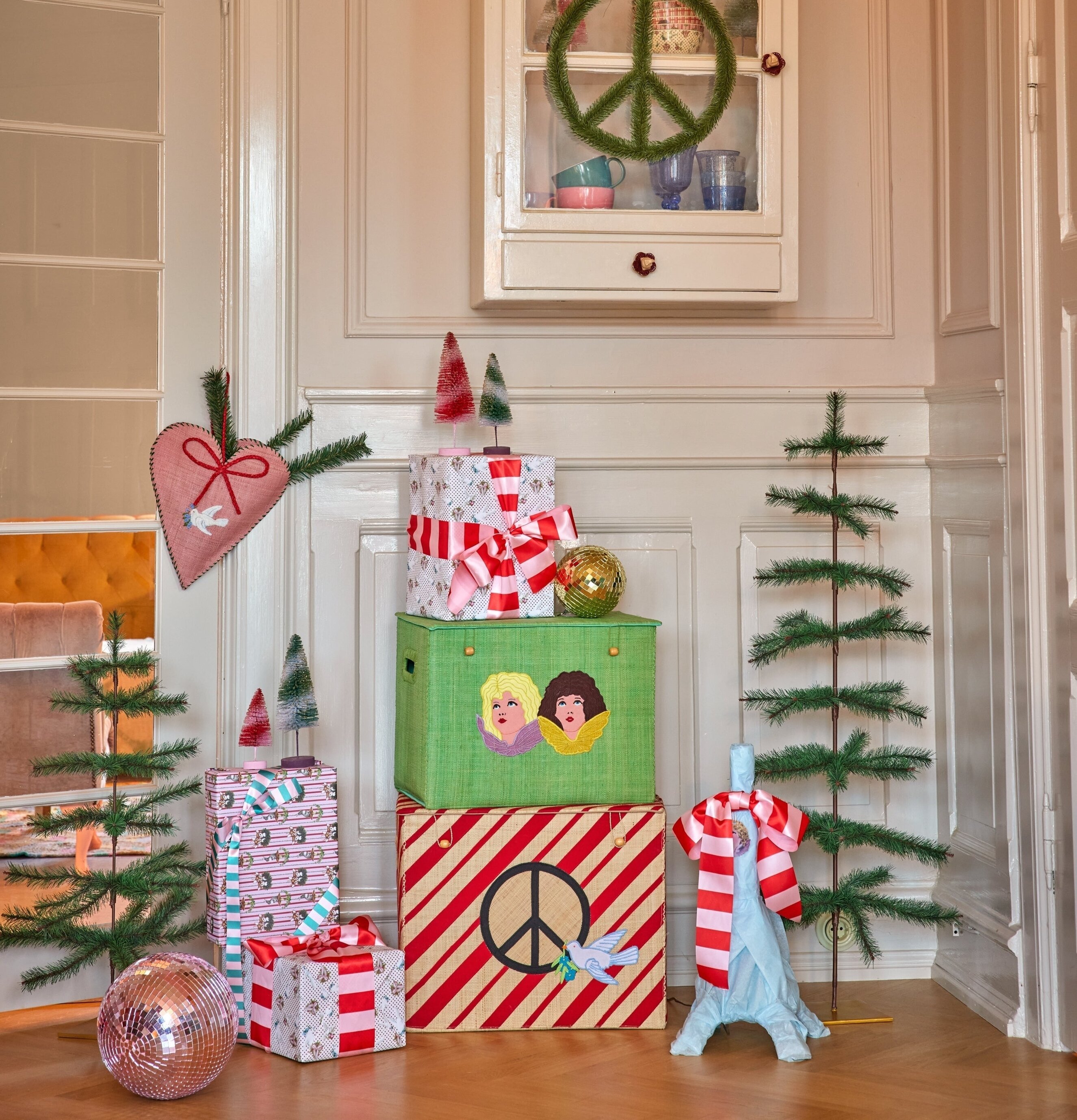 Förvaringskorg Änglar från Rice i juldekorerat rum