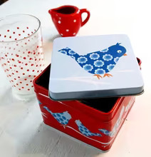 Bild av livfullt arrangemang med röd box och fågelmönster