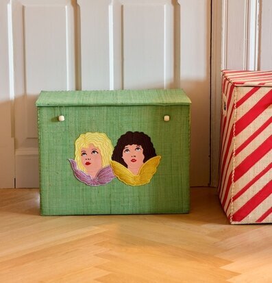 Bild av färgstark och charmig förvaringskorg hemma