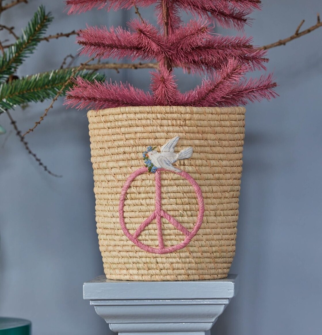 Förvaringskorg Peace & Dove Print från Rice på piedestal