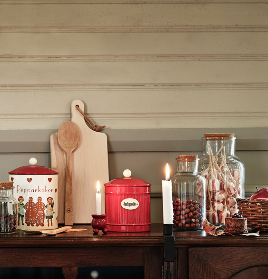 Plåtburk Hugo Julgodis Röd från Strömshaga på träbänk