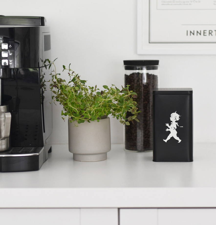 Plåtburk Kaffe Zoegas Svart från Solstickan i köksmiljö