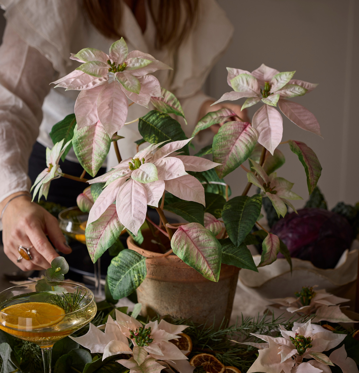 Bild av harmoniskt höstarrangemang med konstväxt