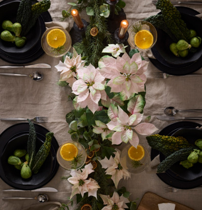 Foto av elegant borddukning med hösttema och grönska