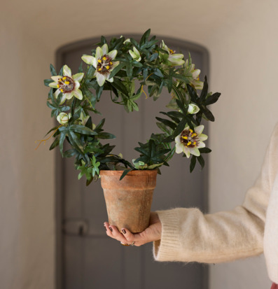 Foto av stilfull dekoration med konstgjord växt