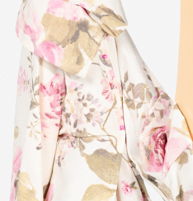 Bild av bordslampa med blommigt mönster och träfot