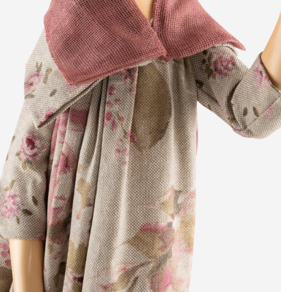 Foto av unik handgjord bordslampa med blommigt mönster