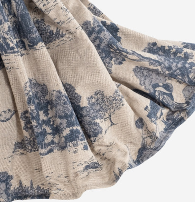 Bild av tyg med pastoral design i blå och beige toner