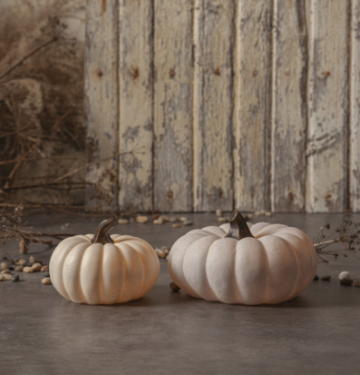 Bild av rustik höstdekor med pumpor och träbakgrund