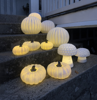 Bild av stämningsfulla glödande dekorationer utomhus