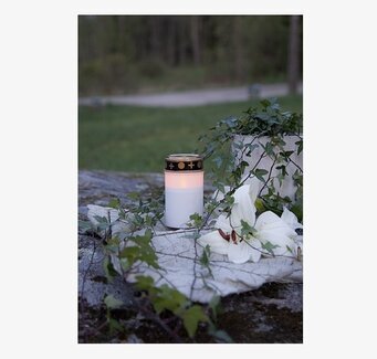 Bild av stämningsfull utomhusscen med gravljus LED