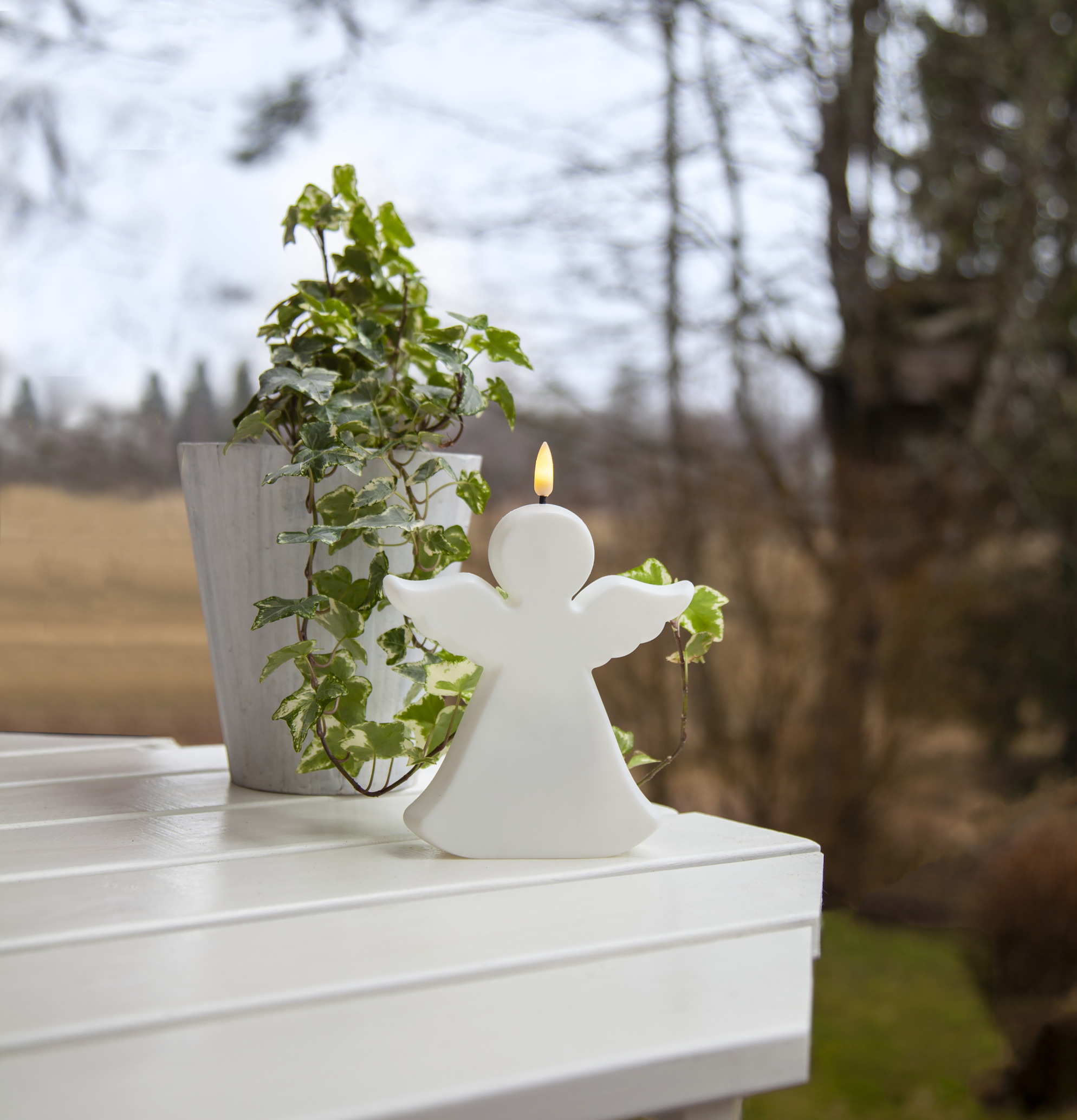 Gravljus LED Flamme Angel från Star Trading på plankbord