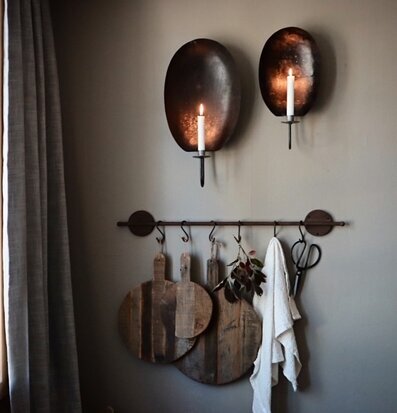 Bild av stilfull väggdekoration med krokar och ljus