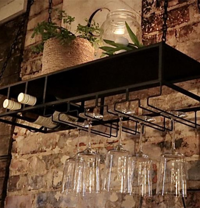 Bild av industriell hängande hylla med glas och växt