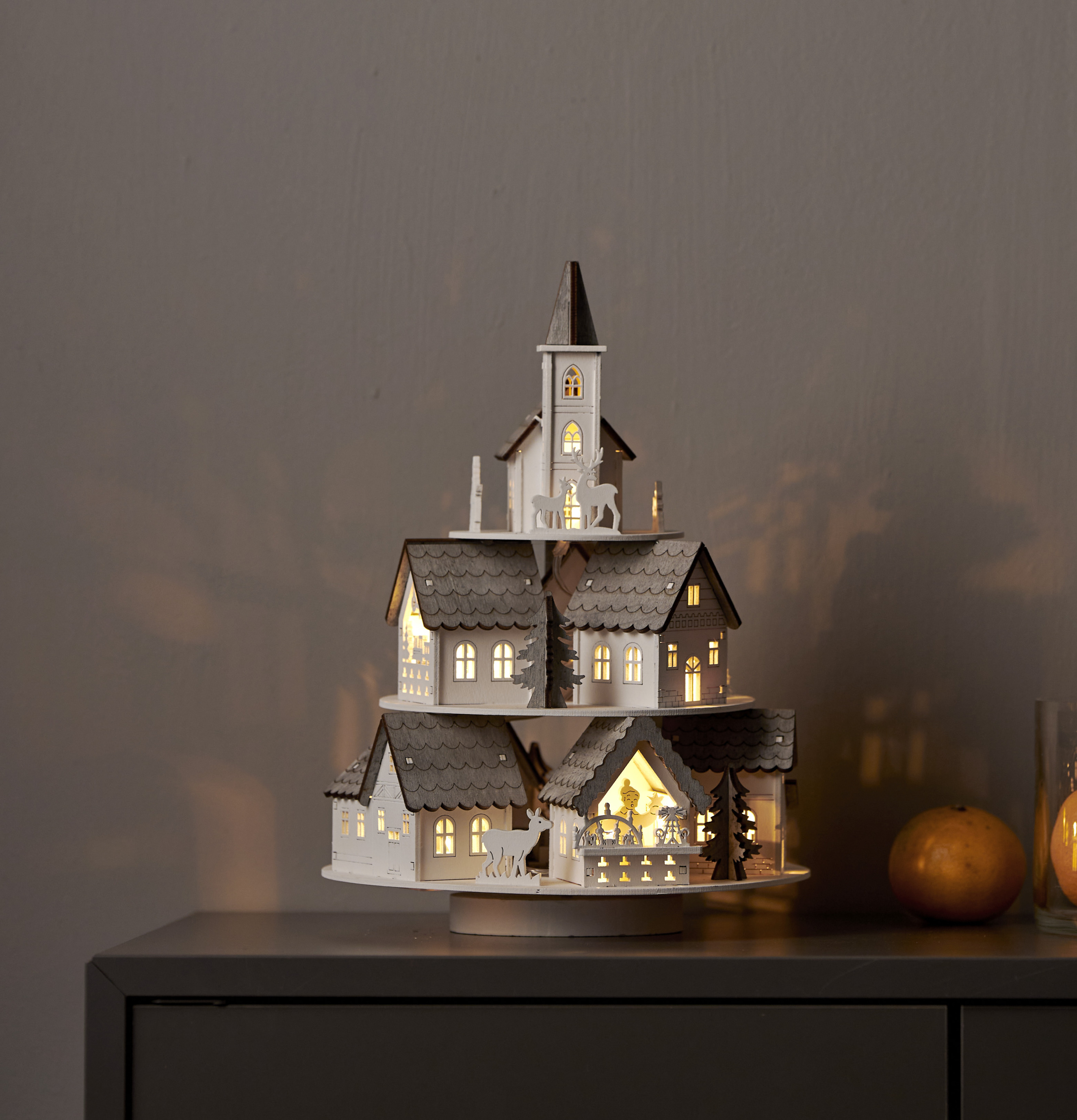 Bild av en detaljerad och festlig julby med belysning